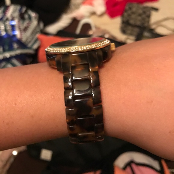 Michael Kors tortoise shell watch - Picture 2 of 3